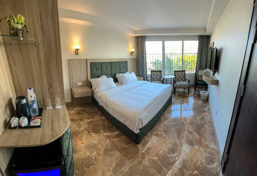 اتاق استاندارد با تخت بزرگ, Yafko