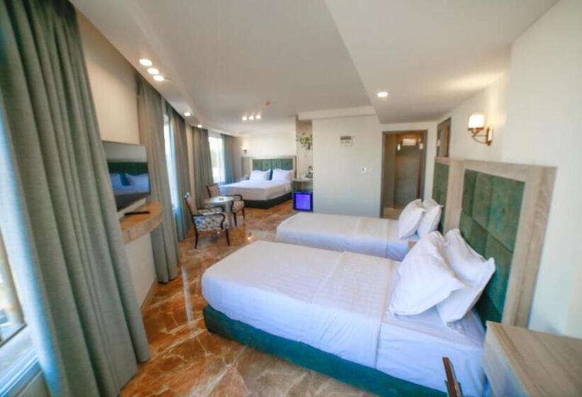 اتاق خانوادگی با چشمانداز دریا, Yafko