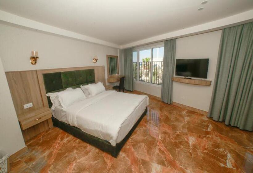 اتاق خانوادگی با چشمانداز دریا, Yafko