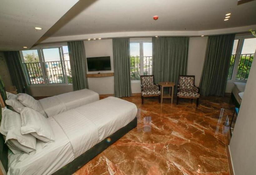 اتاق خانوادگی با چشمانداز دریا, Yafko