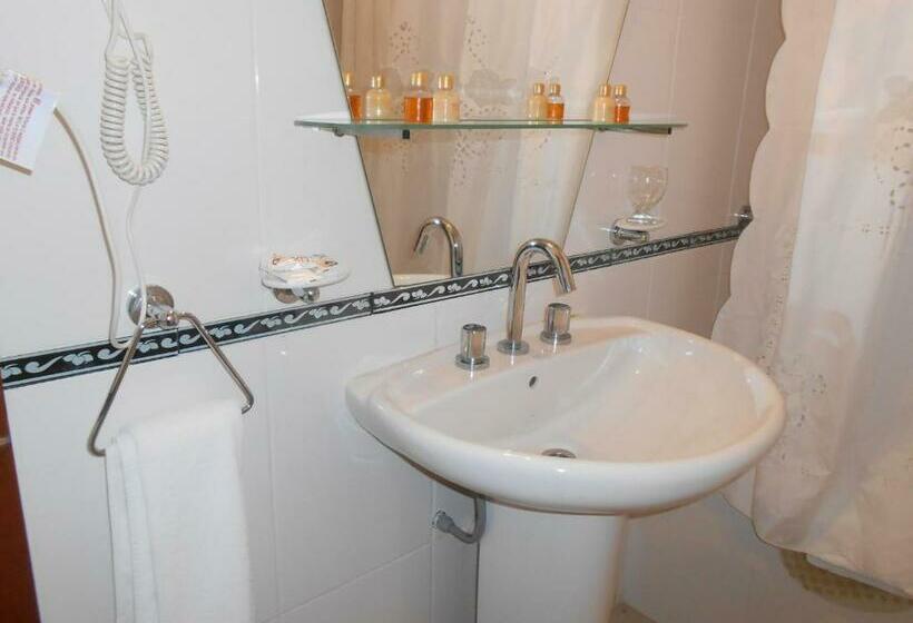 스탠다드 트리플 룸, De Las Artes