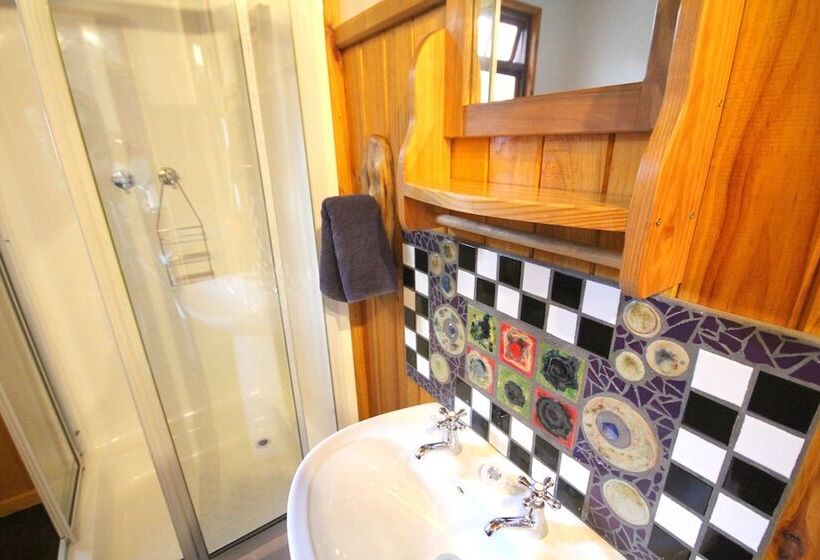 كابينة, Moon Shine On Whiskey Creek