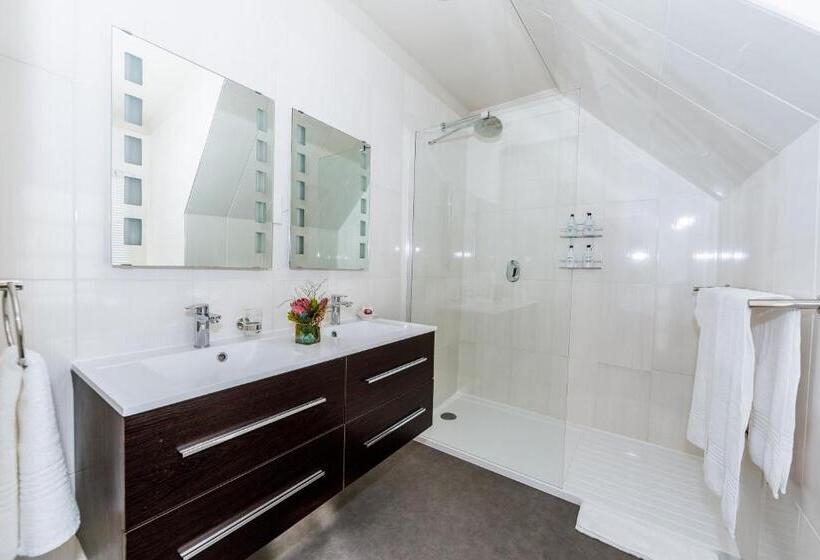 스위트 킹사이즈 침대, Le Petit Chateau Guest House