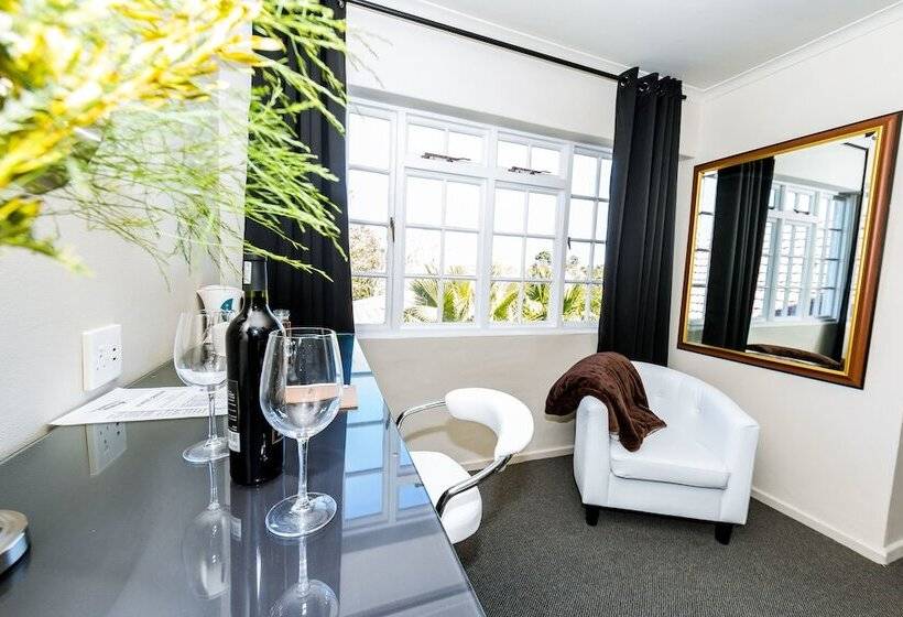 Президентский Люкс, Le Petit Chateau Guest House
