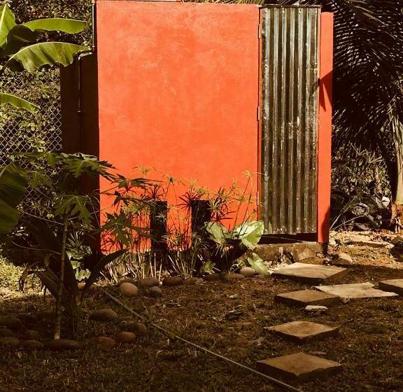 بنگله خانوادگی, The Mudhouse Hostel Mompiche