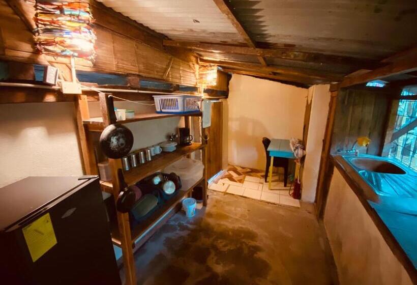 بنگله خانوادگی, The Mudhouse Hostel Mompiche