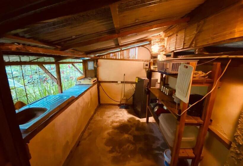 بنگله خانوادگی, The Mudhouse Hostel Mompiche