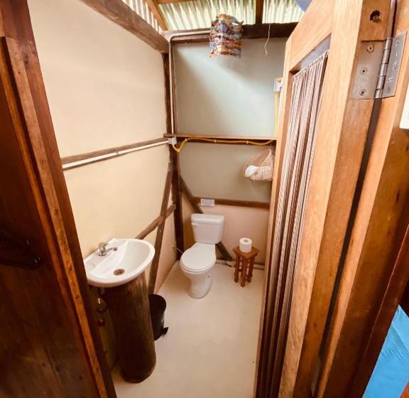 بنگله خانوادگی, The Mudhouse Hostel Mompiche