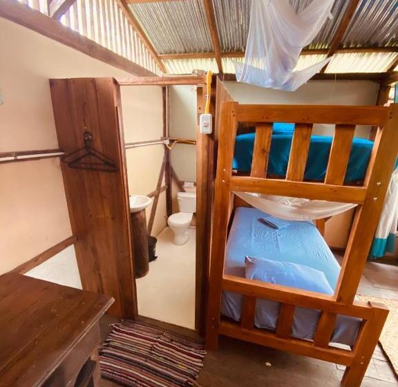 بنگله خانوادگی, The Mudhouse Hostel Mompiche