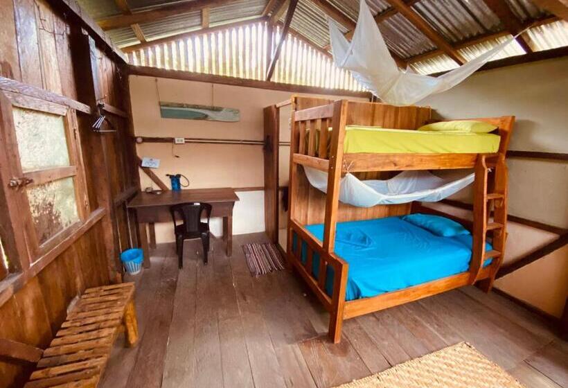 بنگله خانوادگی, The Mudhouse Hostel Mompiche