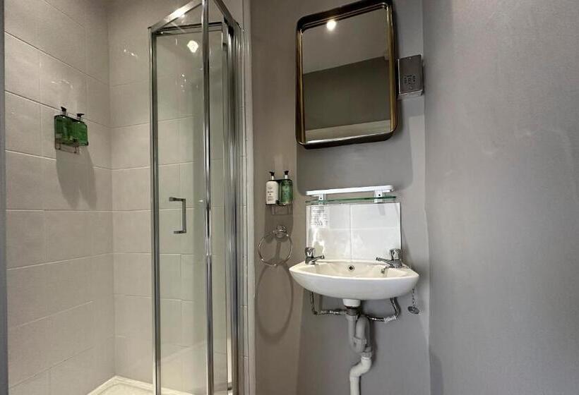 스탠다드 트리플 룸, The Lobster