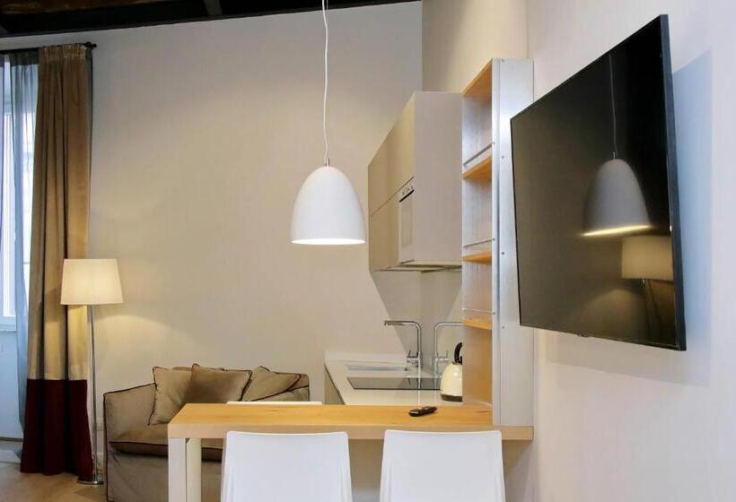 סטודיו משפחתי, Monti Panisperna Suites