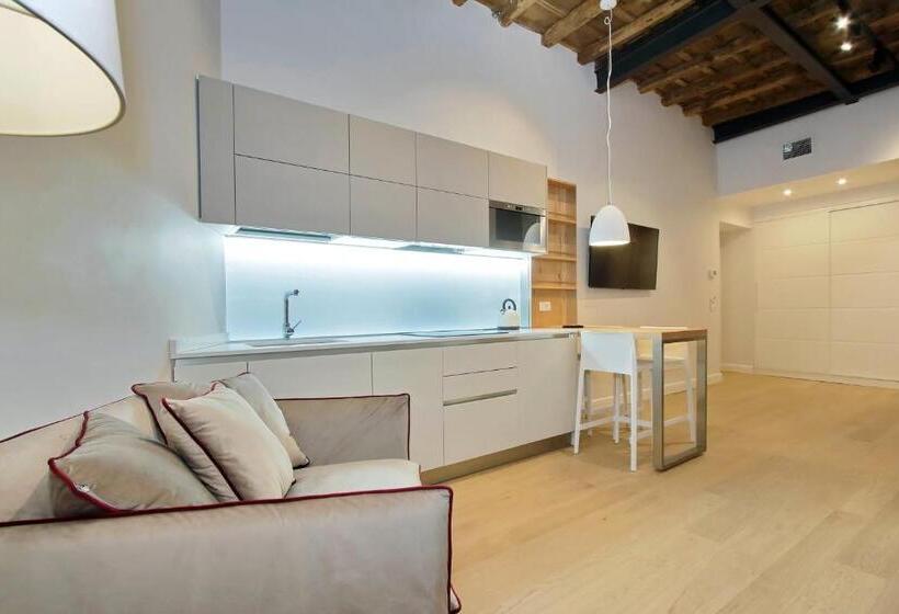 סטודיו משפחתי, Monti Panisperna Suites