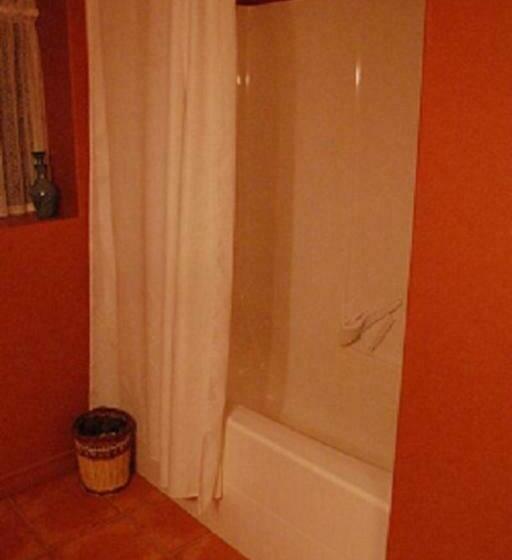 اتاق لوکس سه تخته, A Vacation Paradise At Quail Ridge B&b