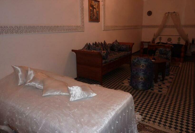 带阳台的三人标准间, Dar Al Safadi