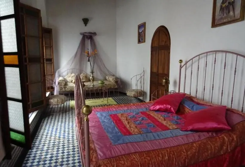 اتاق سوپریور با تخت بزرگ, Dar Al Safadi