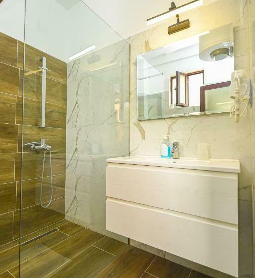 اتاق استاندارد با بالکن و چشمانداز دریا, Imperial