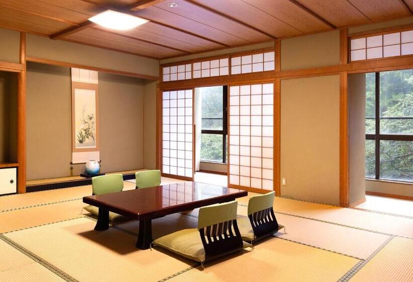 اتاق سوپریور با چشم‌انداز رودخانه, Yamanaka Onsen Kagari Kisshotei