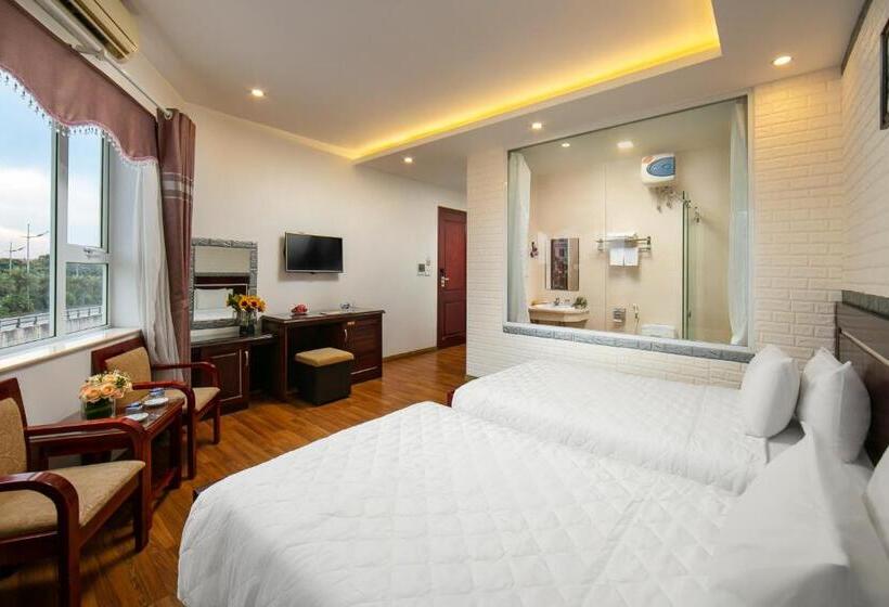 اتاق خانوادگی با چشم‌انداز کوه, New Airport Hotels