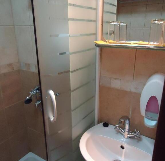 اتاق استاندارد سه نفره, Pelikan