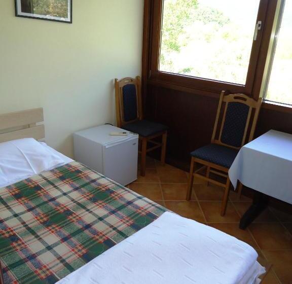 اتاق استاندارد سه نفره, Pelikan