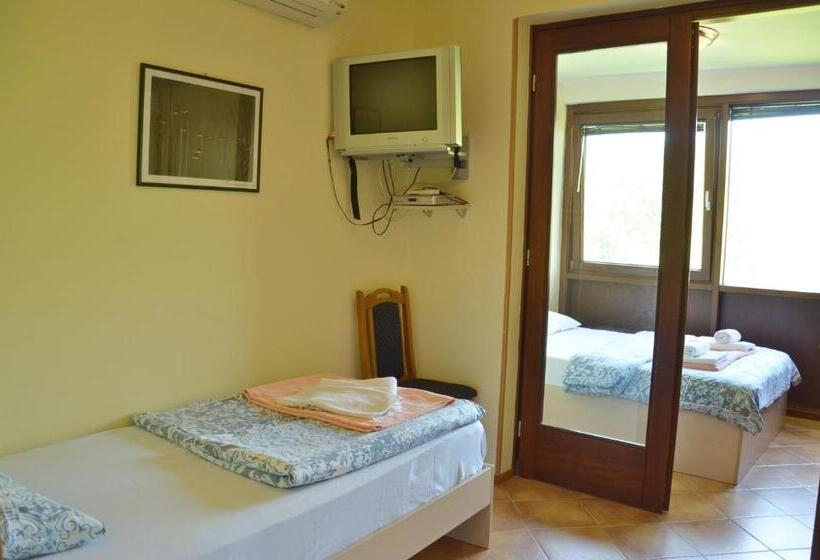 اتاق استاندارد سه نفره, Pelikan