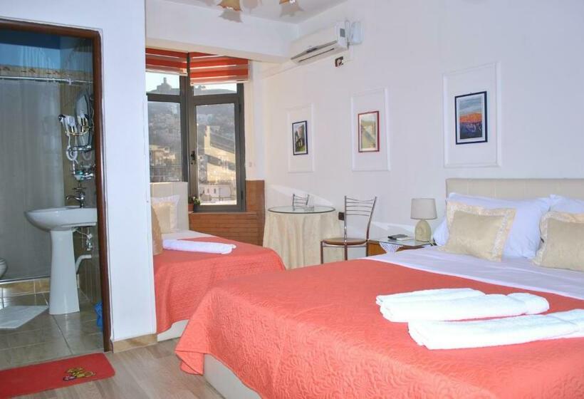 标准三人间, The First