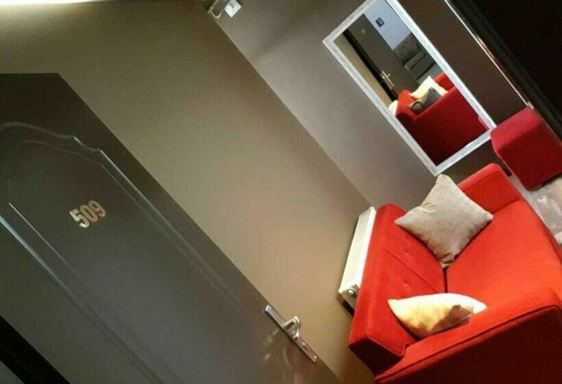 标准单人间, The First