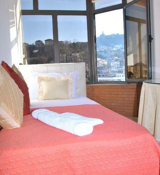 标准单人间, The First