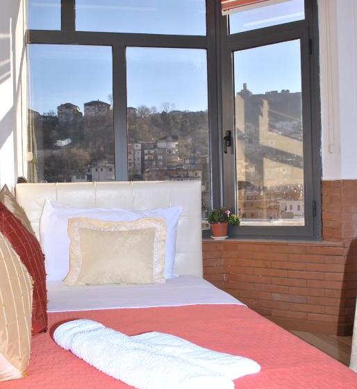 经典四人房间, The First