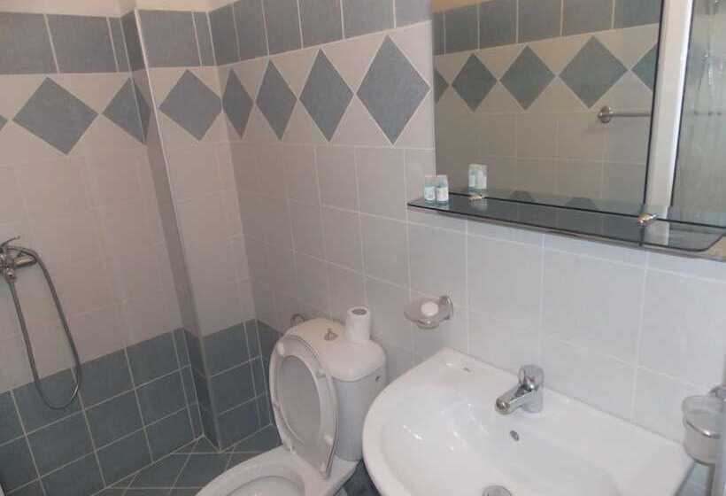 标准单人间, The First