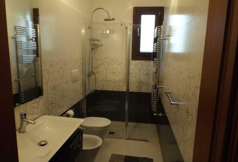 带花园景观的标准三人间, Villetta Del Salento Exclusive B&b