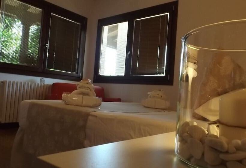 带花园景观的标准三人间, Villetta Del Salento Exclusive B&b