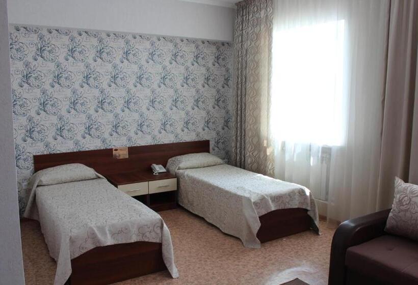 اتاق استاندارد سه نفره, Zumrat