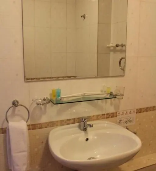 اتاق کلاسیک سه تخته, Zumrat