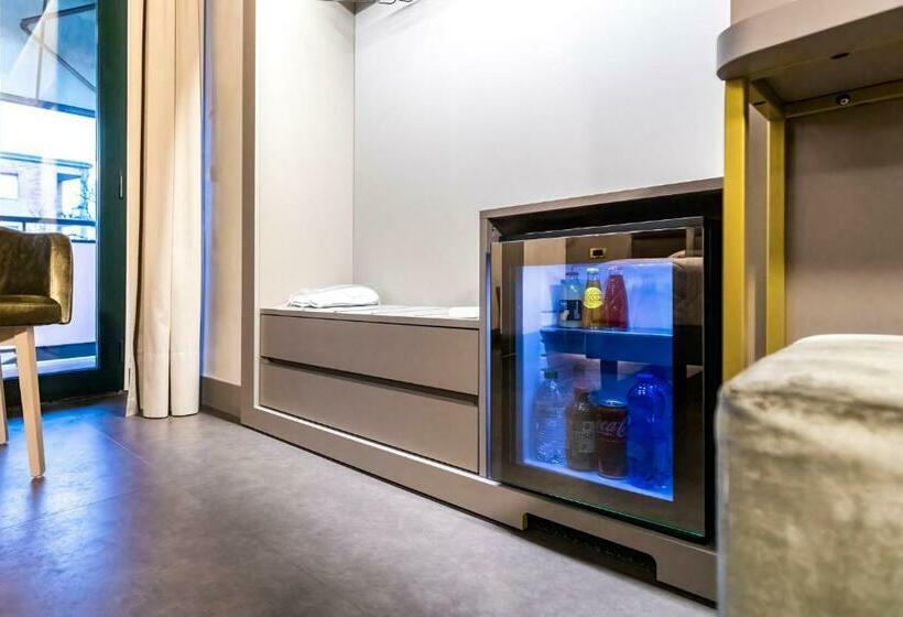 غرفة قياسية مزوَّدة بشُرفة, Dei Nani