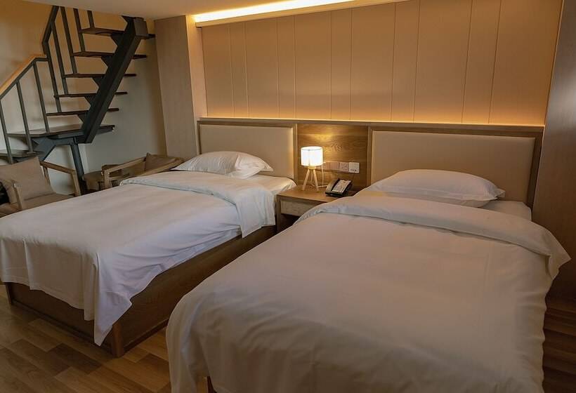 Pokój Rodzinny, The Hump Hostel