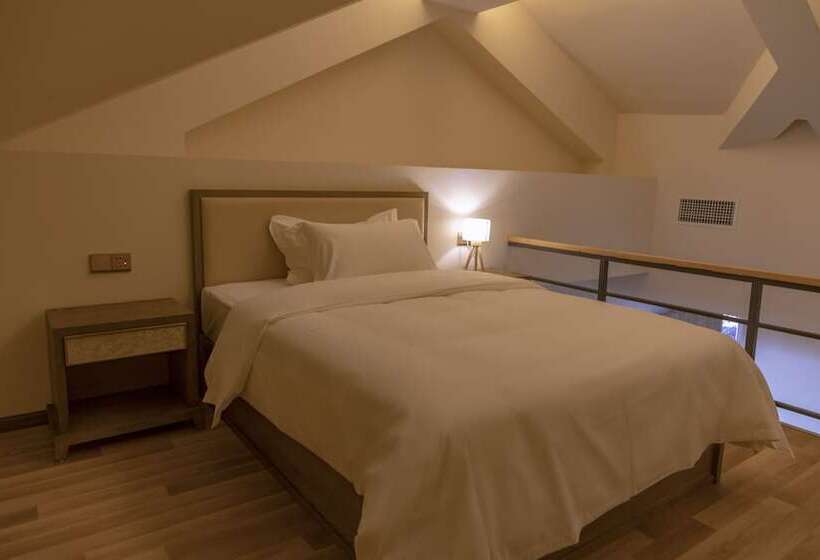 Pokój Rodzinny, The Hump Hostel