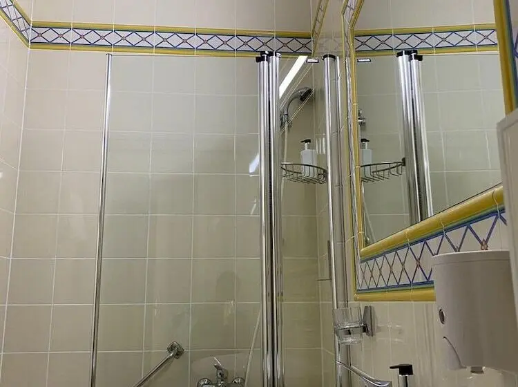 سوئیت راحتی, Boutique Hotel Nossek