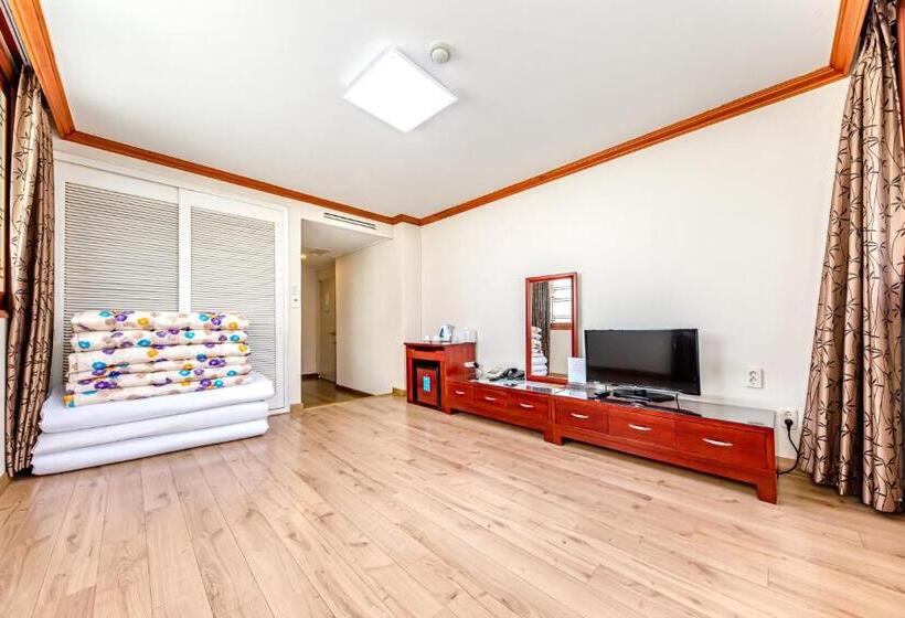 标准间, Samhaein Tourist