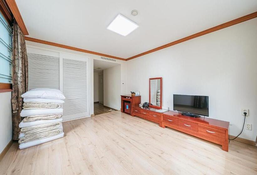 标准间, Samhaein Tourist