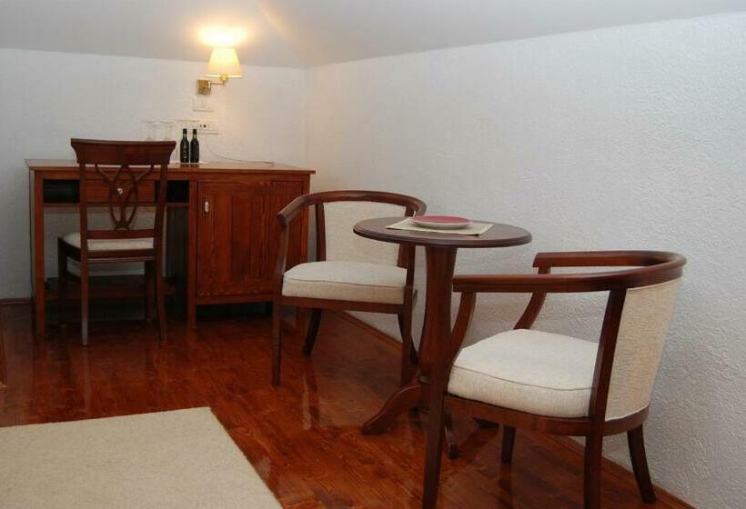 اتاق استاندارد با بالکن, Popova Kula Hotel & Winery