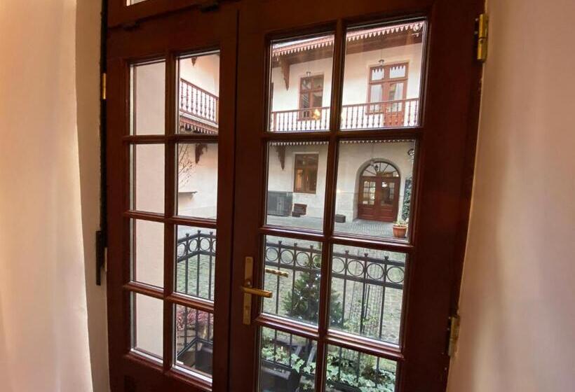 高级工作室, Gołębia 8 Residence