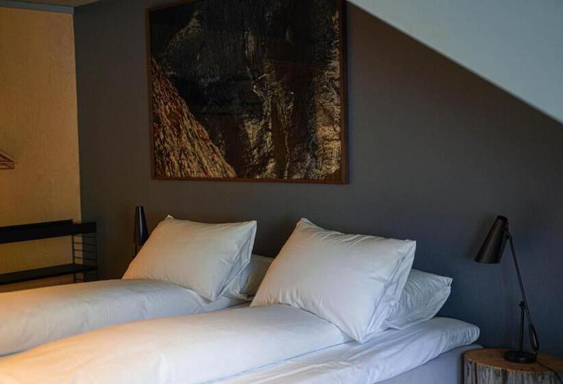 スタンダードトリプルルーム, Aak