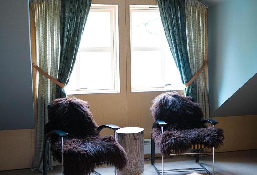 スタンダードトリプルルーム, Aak