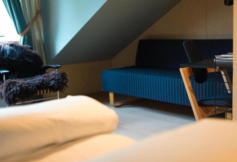 スタンダードトリプルルーム, Aak