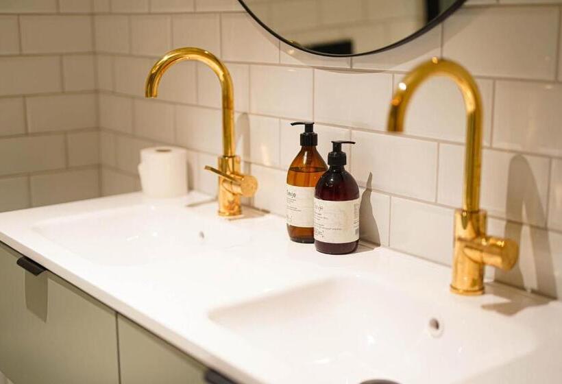 スタンダードトリプルルーム, Aak