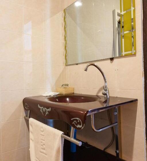 스탠다드 트리플 룸, Roomquest Golden Triangle Premium Collection