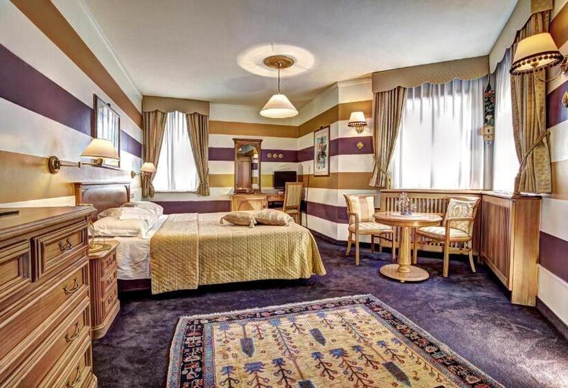 جناح جونيور, Regina