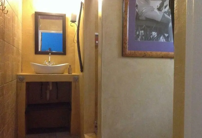 Huoneisto 1 Makuuhuone, Old Vic Travellers Inn Nelspruit